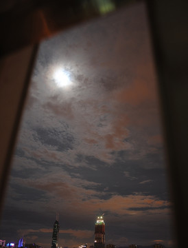 窗外都市月光下的深圳