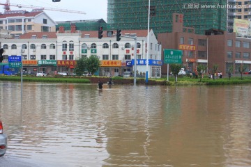 发水场面