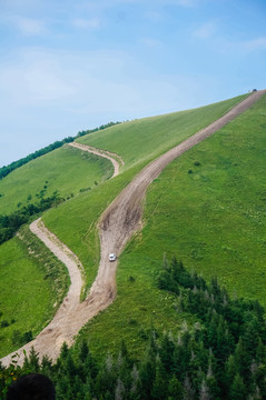 汽车山坡越野驾驶