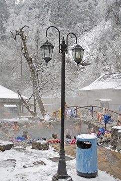 雪中泡冰川温泉