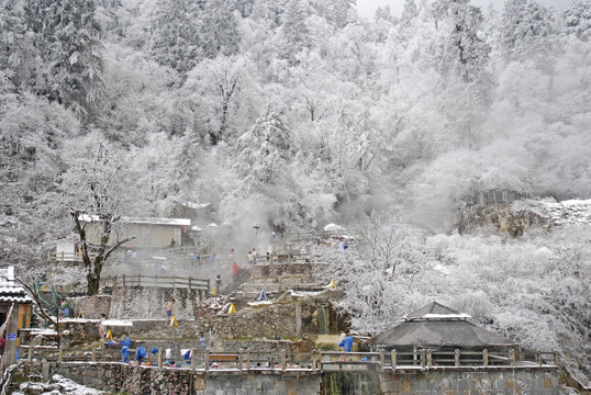 雪中海螺沟冰川温泉