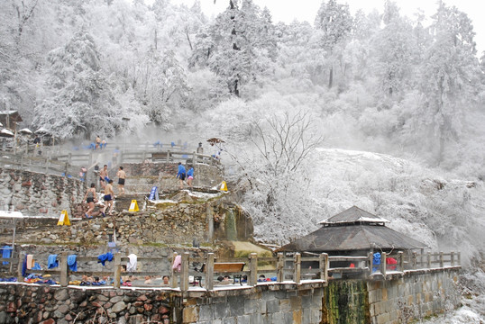 海螺沟冰川温泉 雪中温泉池