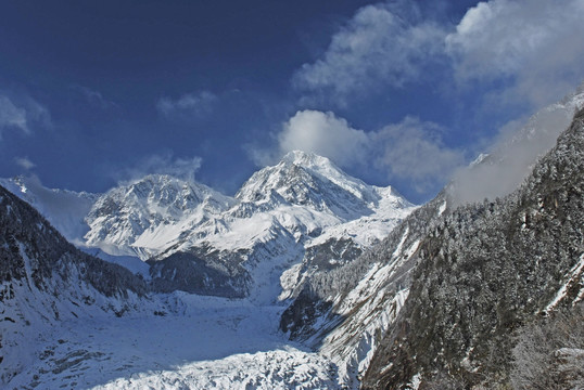 贡嘎山雪峰和冰川冰瀑布