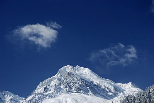 贡嘎山峰顶