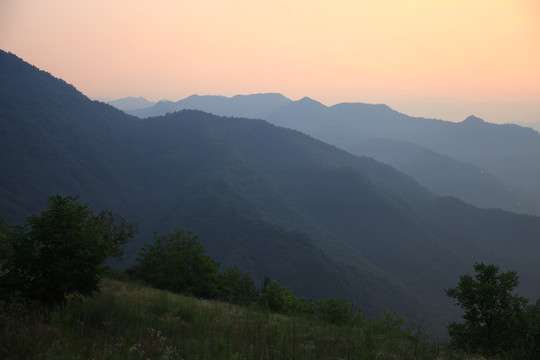 山间云霞