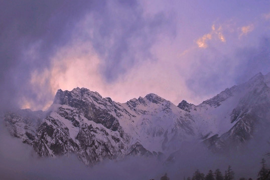 贡嘎山卫士雪峰