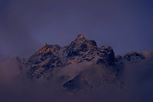 日照金山 卫士峰峰群