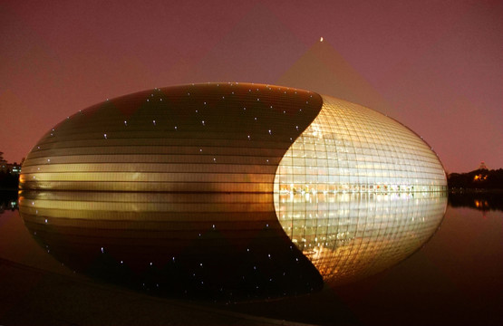 北京国家大剧院的夜景