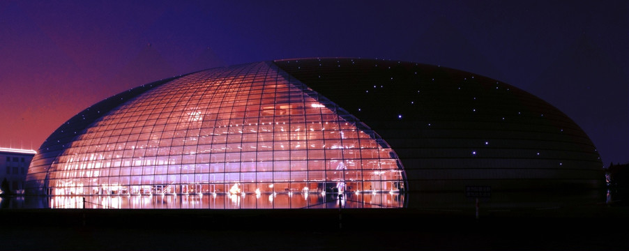 夜晚的北京国家大剧院