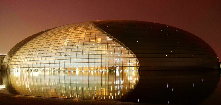 北京国家大剧院的夜景