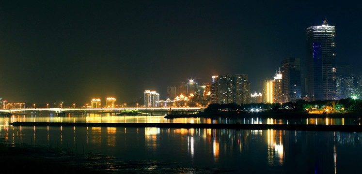 迷人的江滨夜色