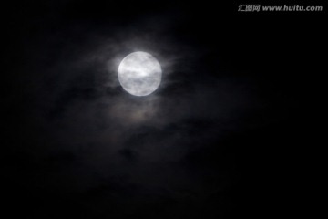 乌云笼罩下的月亮