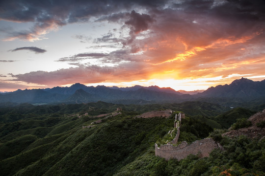 晚霞 明长城 山峦起伏 夕照