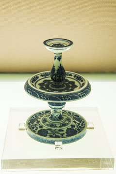 大清道光年青花缠枝莲纹烛台