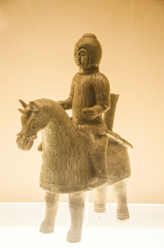 唐代青釉骑马俑