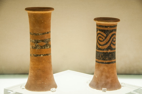 新石器时代大溪文化筒形彩陶瓶