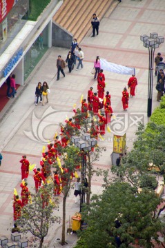 重庆市三峡广场老年鼓乐队游行