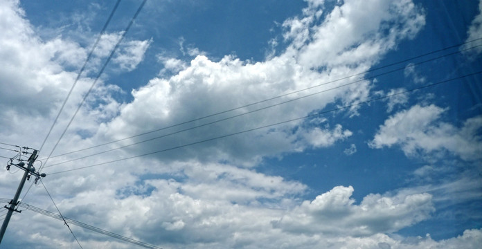 蓝天白云电线杆
