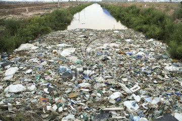污染 满是垃圾的小河
