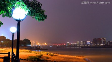 江滨的雨夜