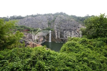 上海辰山植物园 矿坑花园 瀑布
