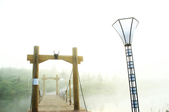雾中噶仙湖木桥