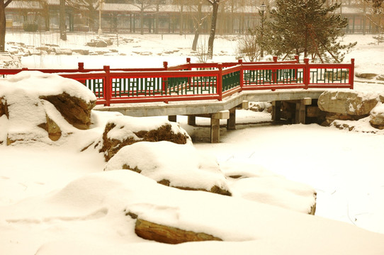 雪中的小桥
