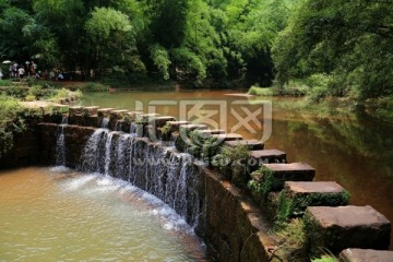 溪水堤坝