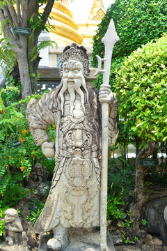 大皇宫金塔边的中国元素雕塑