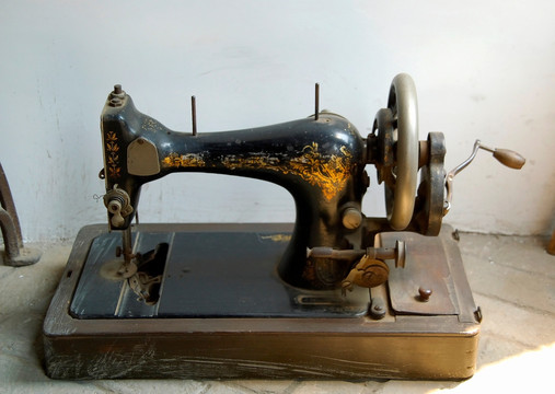 中国第一代手摇式缝纫机