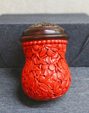雕漆剔红荔枝纹蝈蝈罐