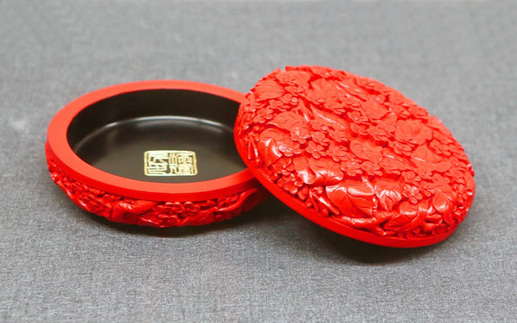 雕漆剔红梅花纹圆盒