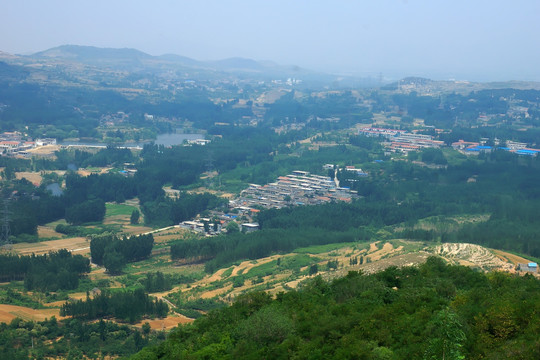 俯拍山村风光