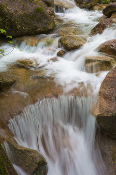 山泉 瀑布 流水