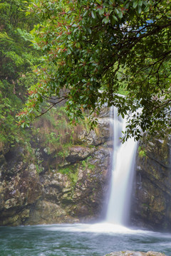 山泉 瀑布 流水