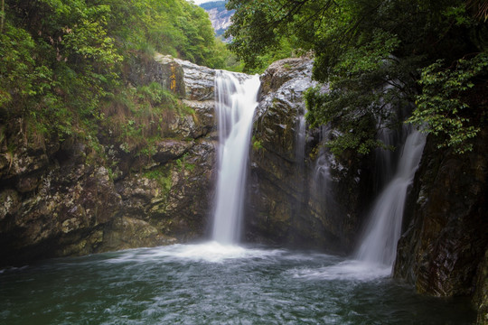 山泉 瀑布 池塘