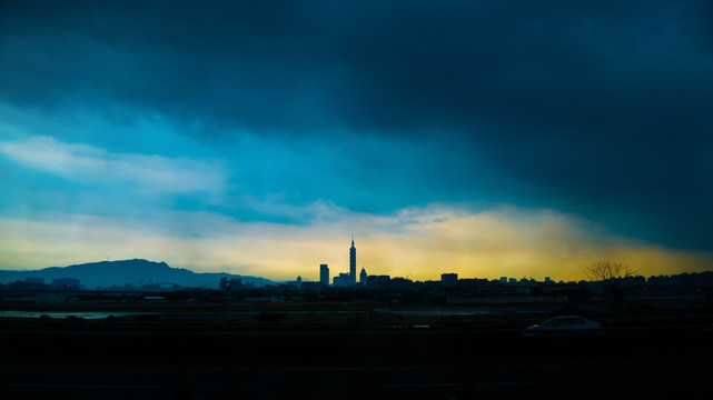 夕阳余辉下的台北全景