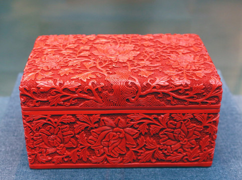 雕漆剔红缠枝牡丹纹首饰盒