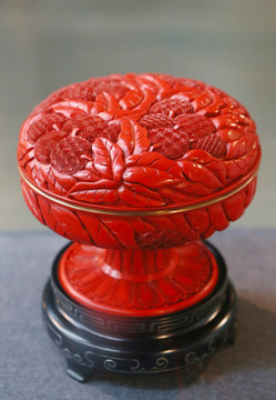 雕漆剔红荔枝纹豆盒