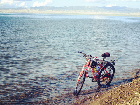 湖边的自行车