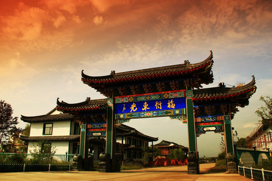东光村大门