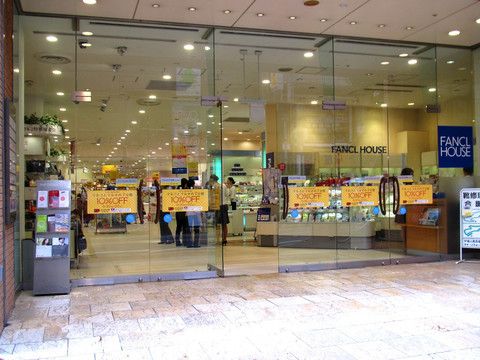 商场入口 玻璃门