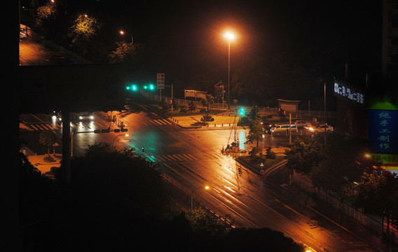 深夜雨后路口