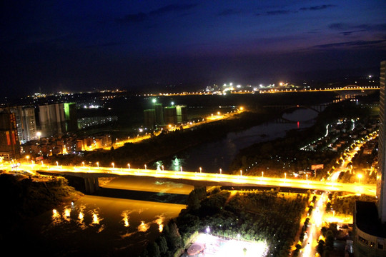 来宾大桥夜景图