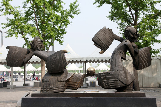北京奥林匹克公园雕塑蹴鞠