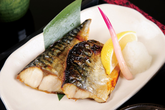 日本料理 盐烤青花鱼