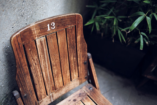 庭院中的古朴木椅子