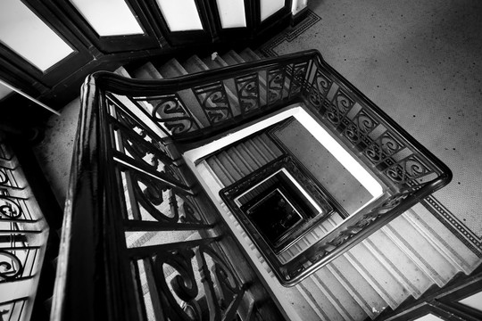 黑白老公寓里的旋转楼梯