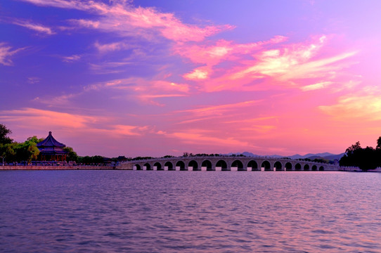 夕阳下的十七孔桥