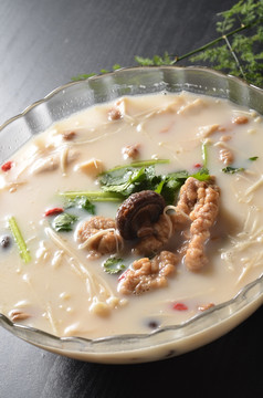 小酥肉炖五菌